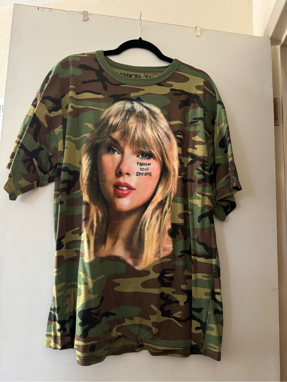 Taylor Swift ass pizza camo t-shirt